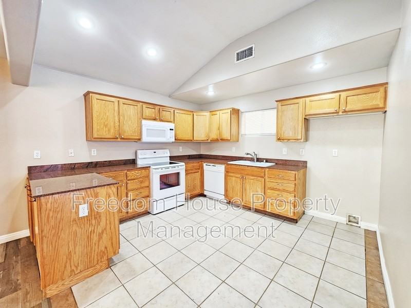 1991 Sycamore Ave - Photo 7 of 36