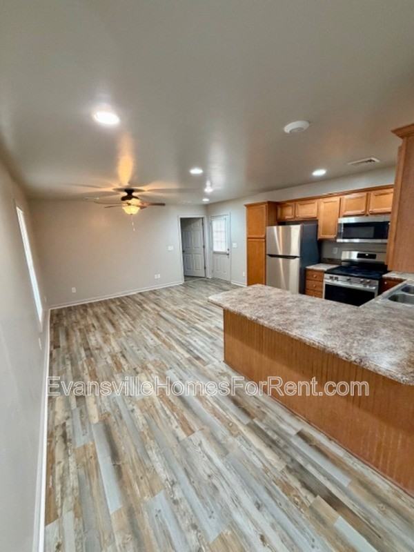 306 S Elm Ave - Photo 3 of 7