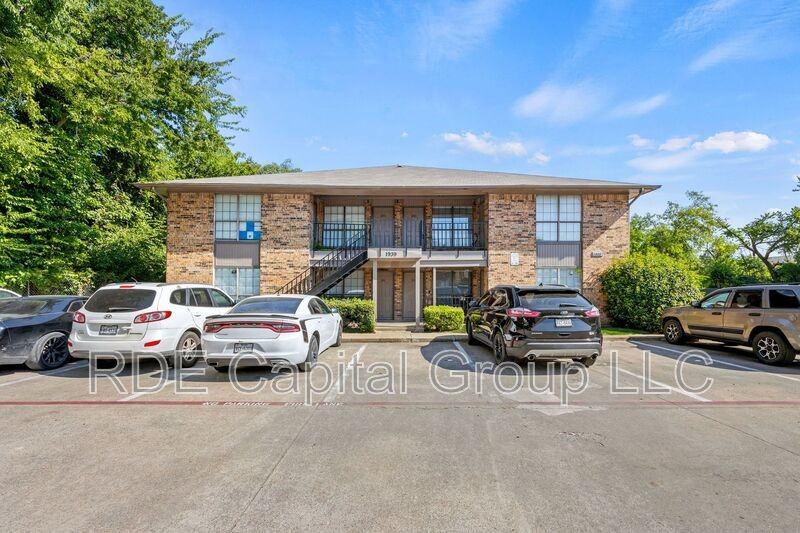 1939 Cranford Dr #102 - Photo 4 of 35