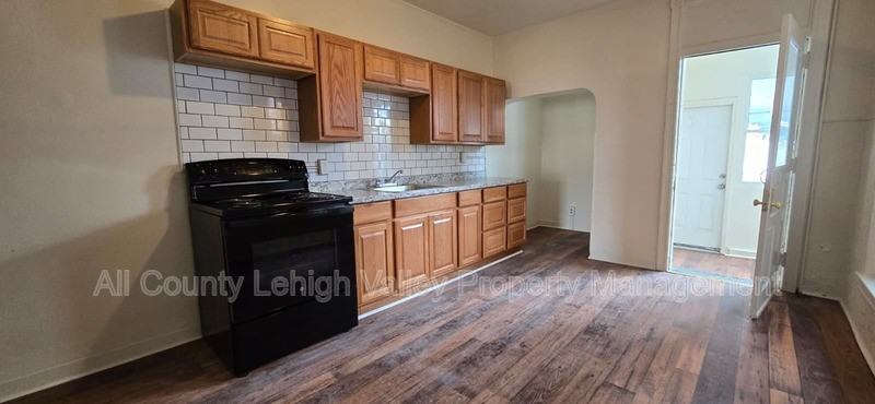 818 N 4th St - Photo 2 of 16