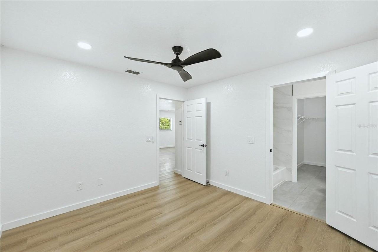 840 NE 3rd St - Photo 5 of 10