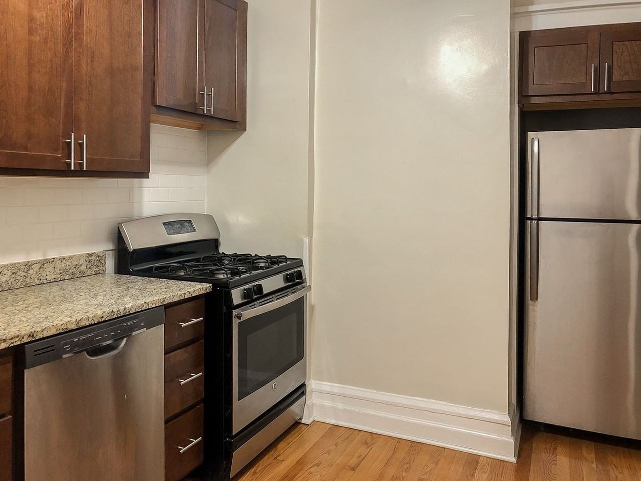 W Berteau Ave #1 - Photo 5 of 14