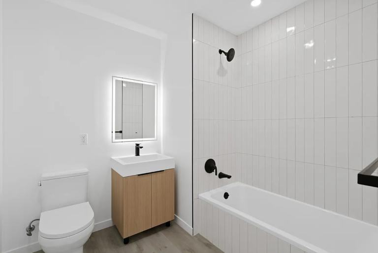 3352 Crescent St #202 - Photo 4 of 7