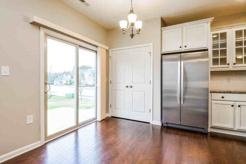 600 Lavenham Ln - Photo 6 of 15