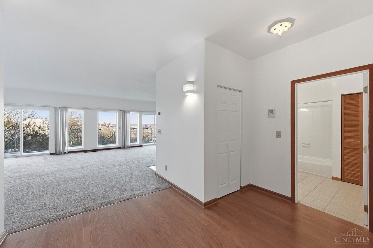 944 Summit Ave Apt 1 - Photo 3 of 14