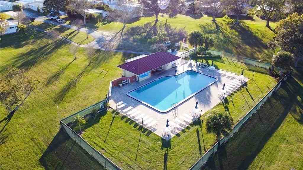 1081 Parkway Ln - Photo 2 of 5