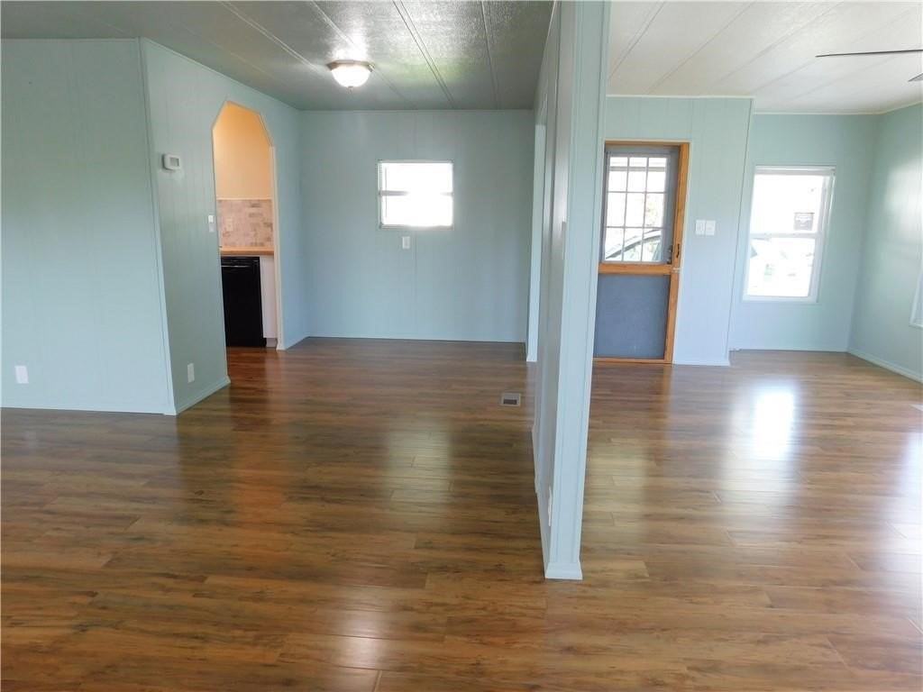 1081 Parkway Ln - Photo 3 of 5