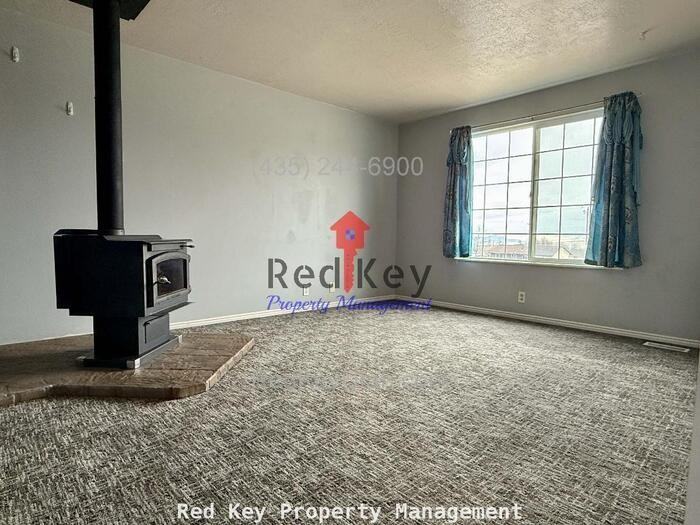 644 E 290 N - Photo 3 of 19