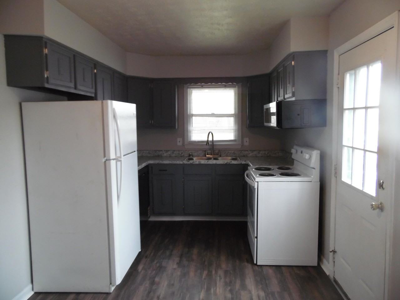 2801 Easthills Dr - Photo 4 of 6