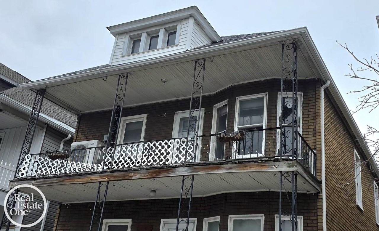 2685 Botsford St - Photo 2 of 8