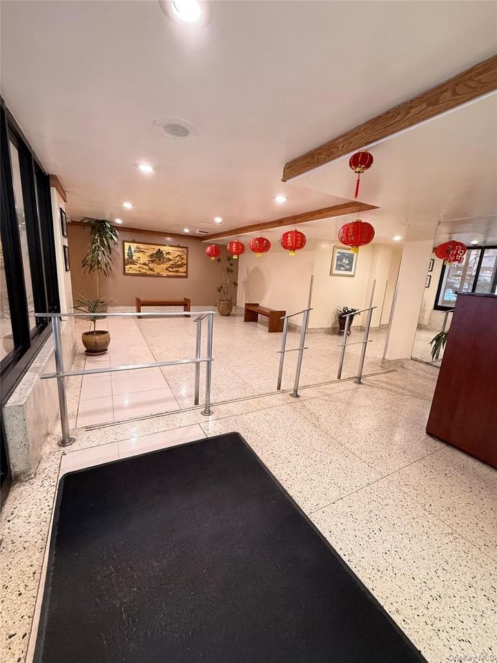 13705 Franklin Ave Apt 2e - Photo 2 of 16