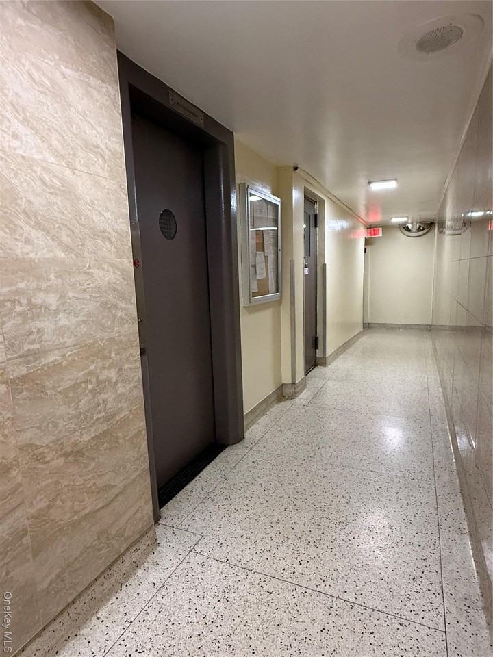 13705 Franklin Ave Apt 2e - Photo 4 of 16