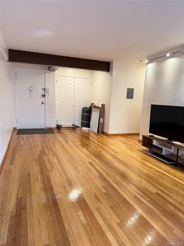 13705 Franklin Ave Apt 2e - Photo 6 of 16