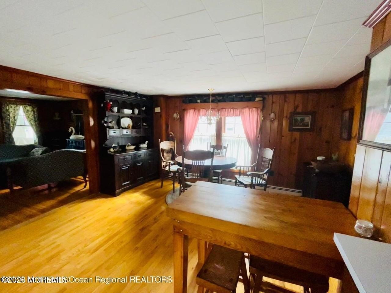 214 Howe St - Photo 6 of 16