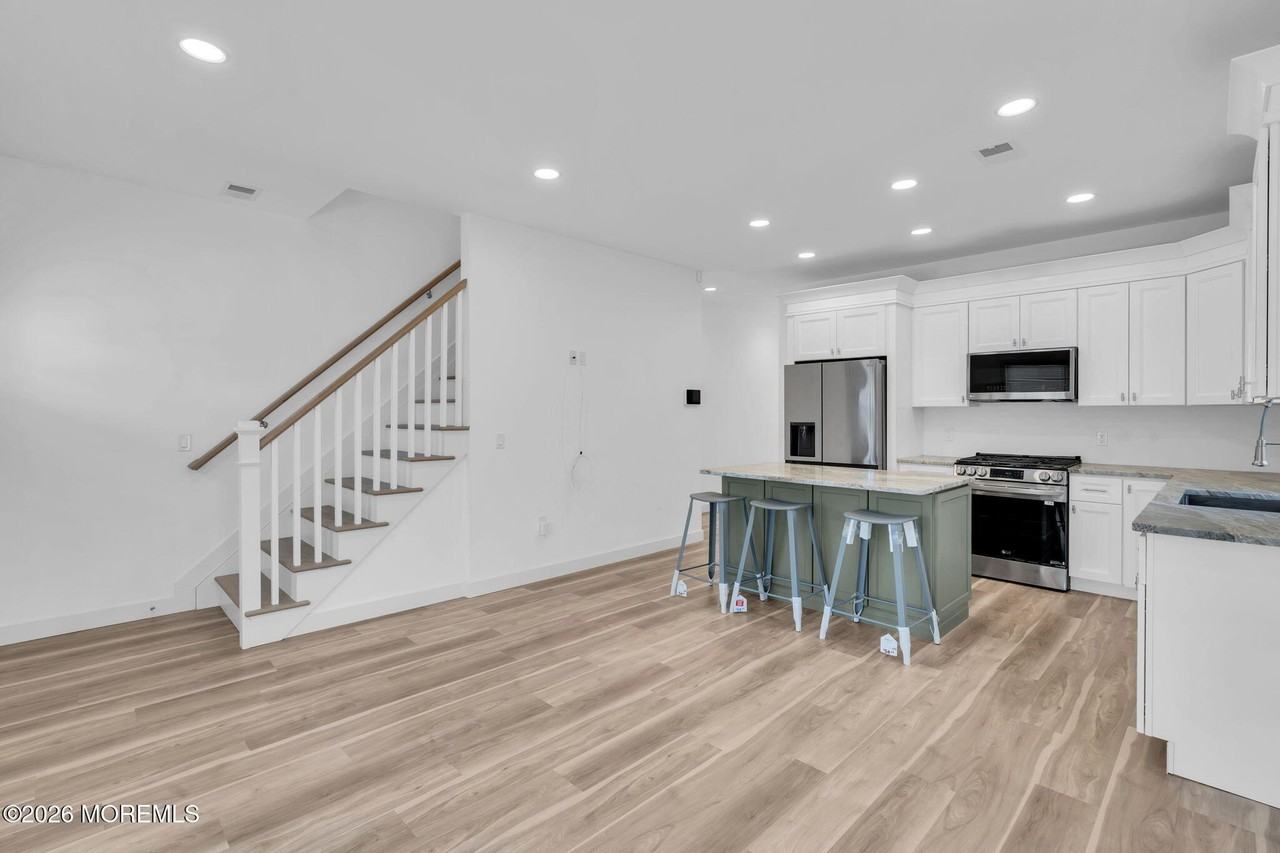 45 Borden Ave - Photo 4 of 33