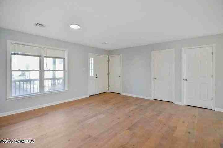 410 Bayview Ave - Photo 5 of 18