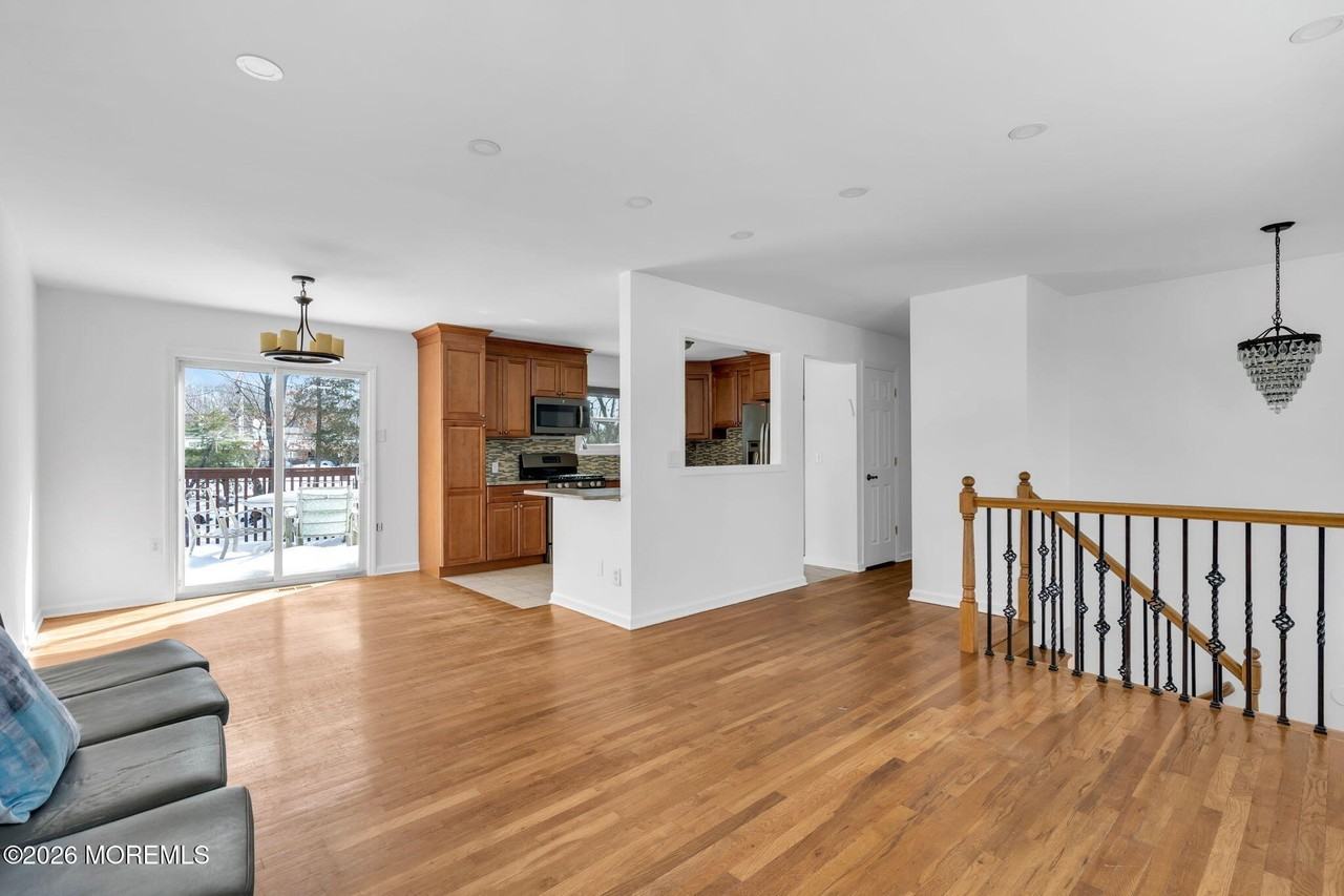 117 Manhattan St - Photo 3 of 16