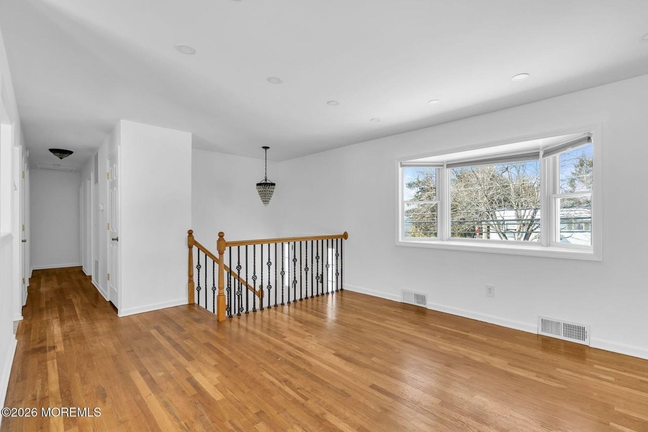 117 Manhattan St - Photo 4 of 16