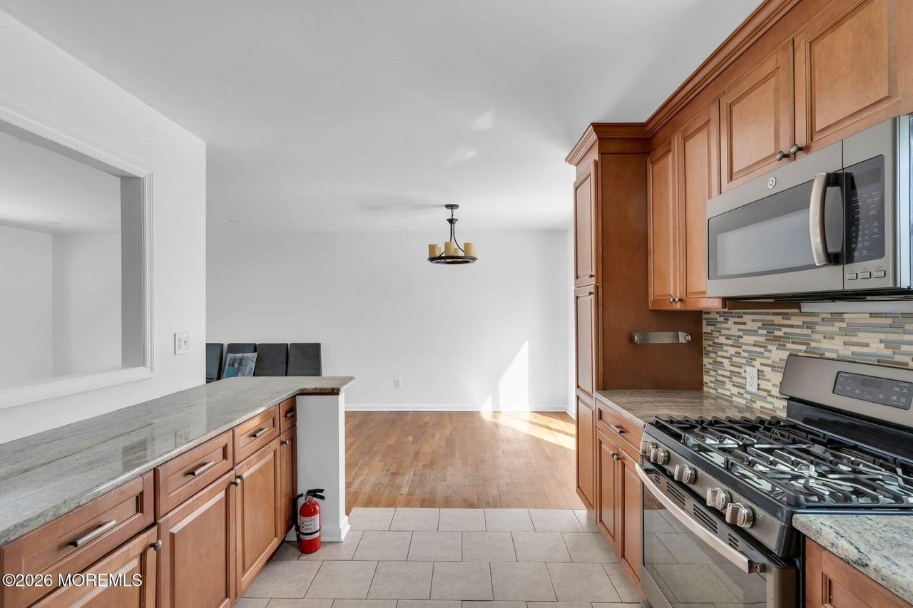 117 Manhattan St - Photo 6 of 16