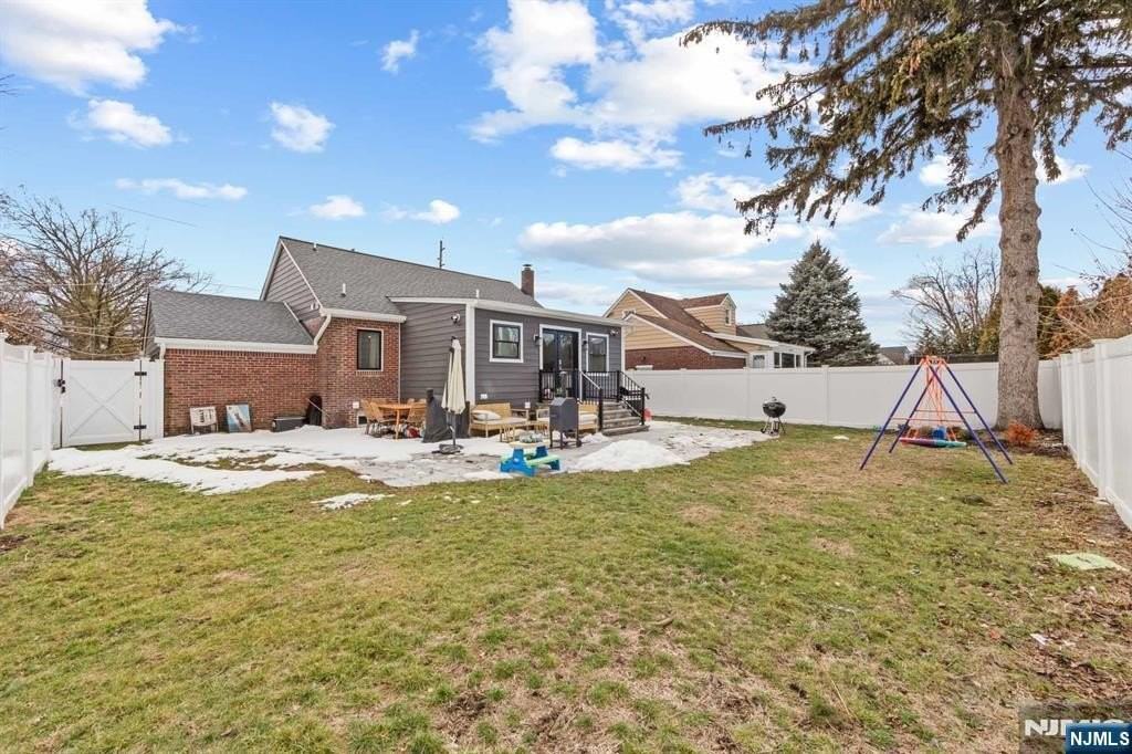 17-11 Berdan Ave - Photo 2 of 39