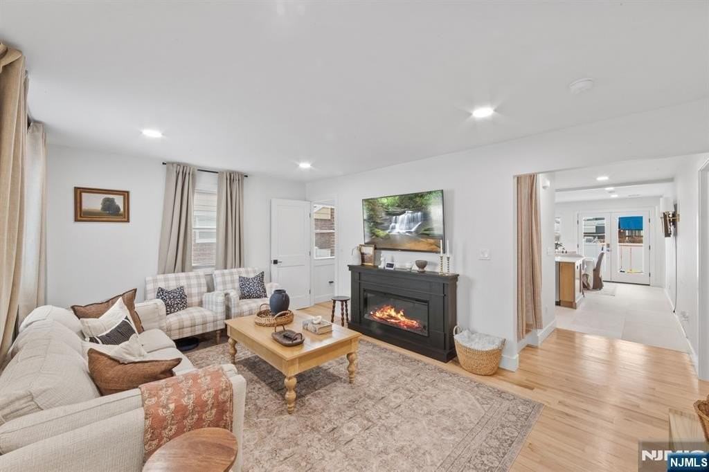 17-11 Berdan Ave - Photo 4 of 39