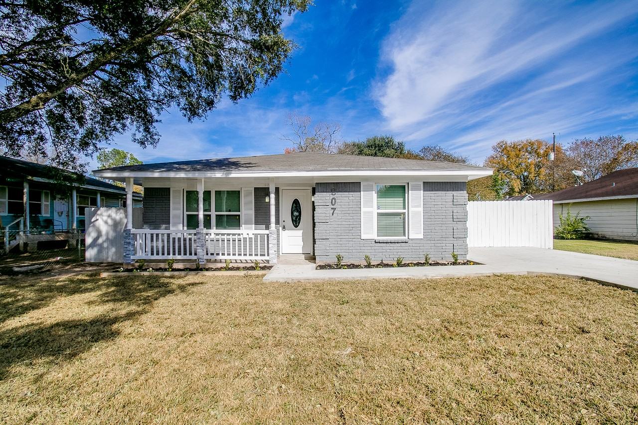 907 Avenue E - Photo 2 of 12