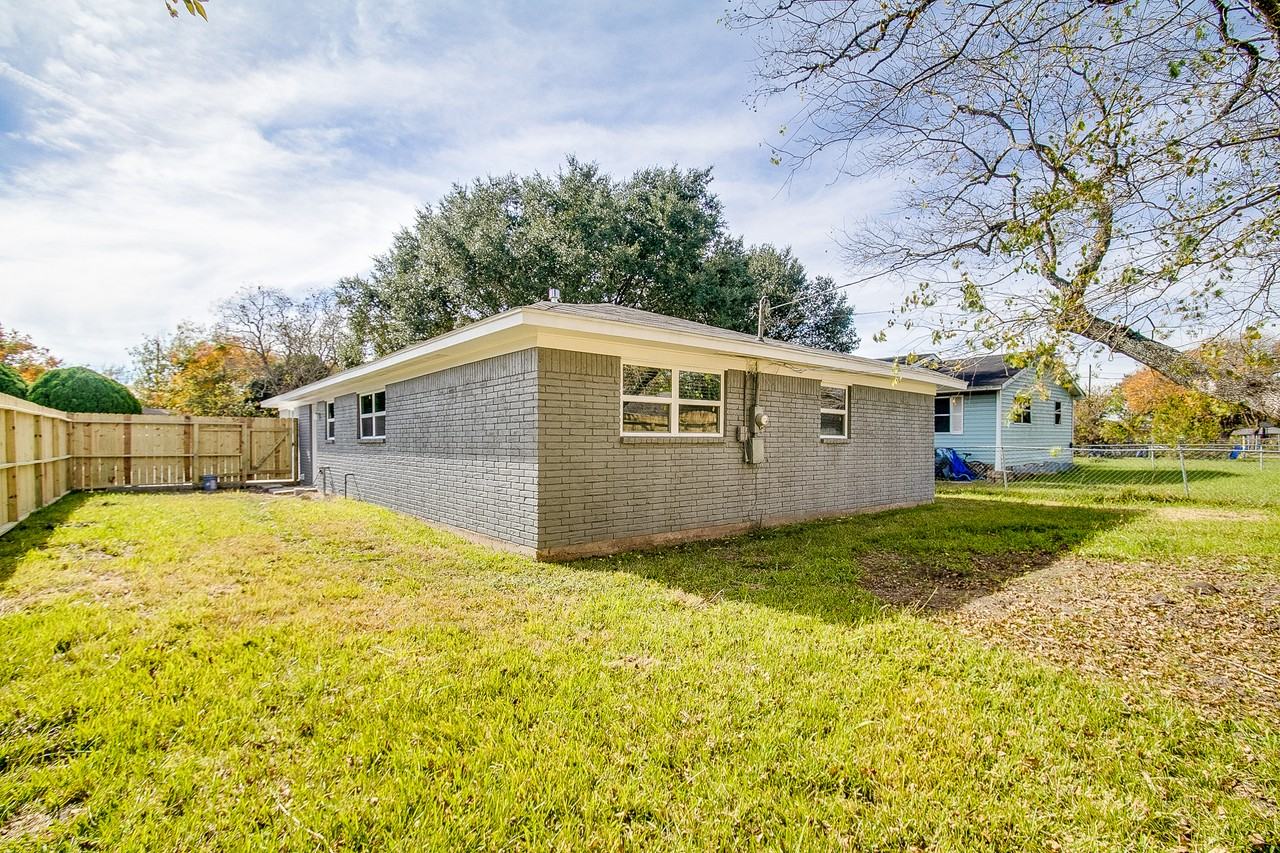 907 Avenue E - Photo 3 of 12