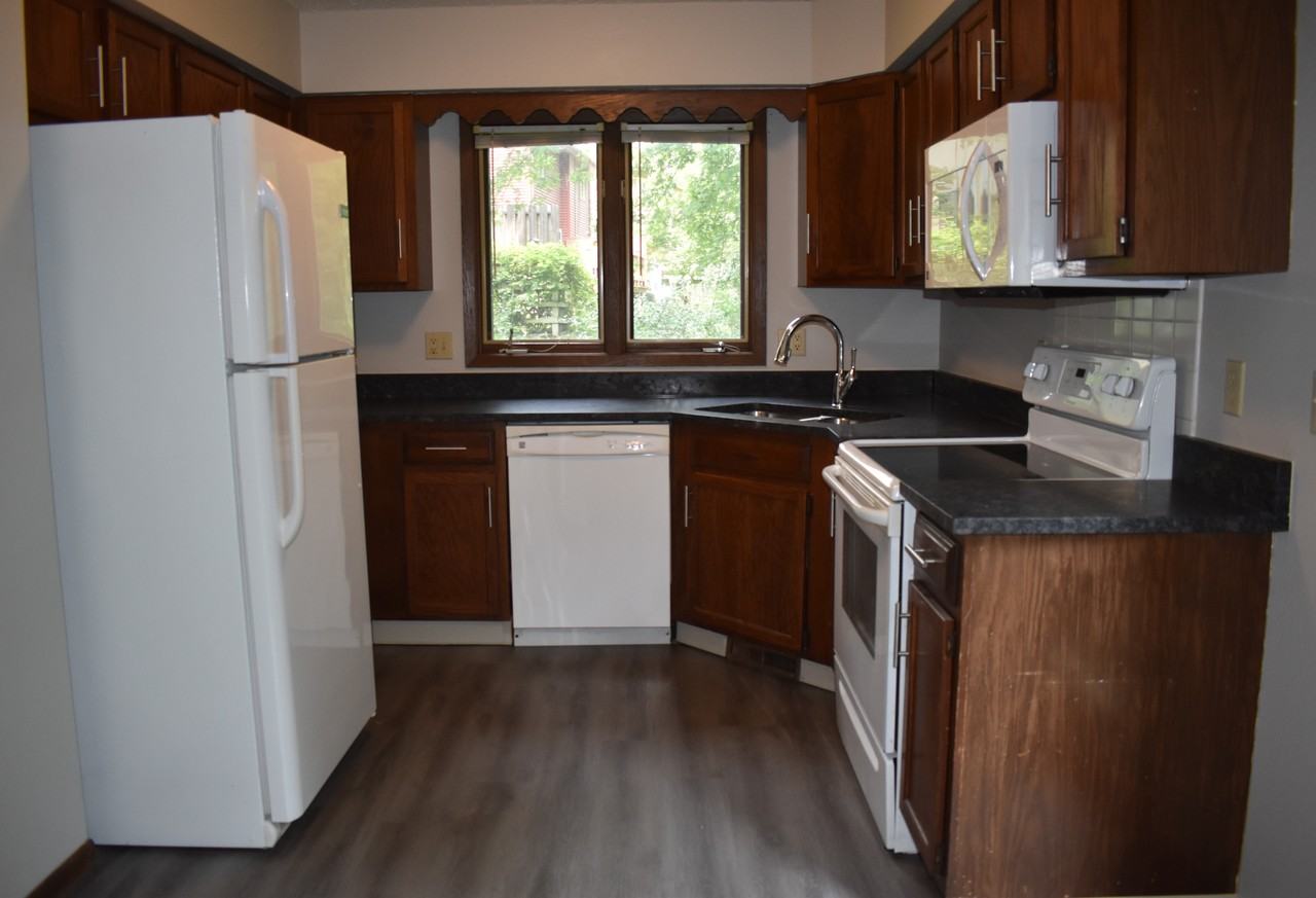 1317 Southview Cir - Photo 2 of 13