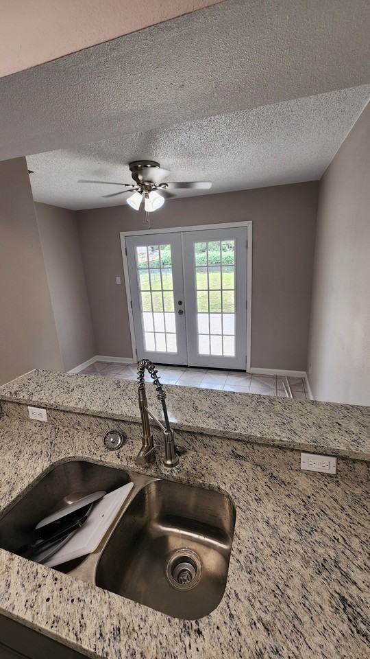 606 Crockett St - Photo 5 of 25