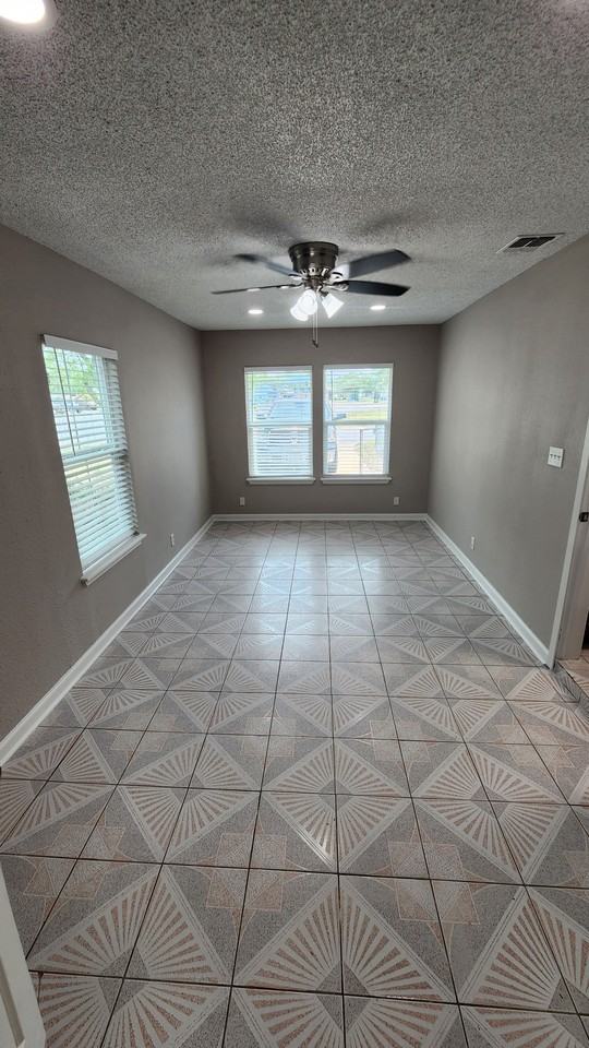 606 Crockett St - Photo 6 of 25