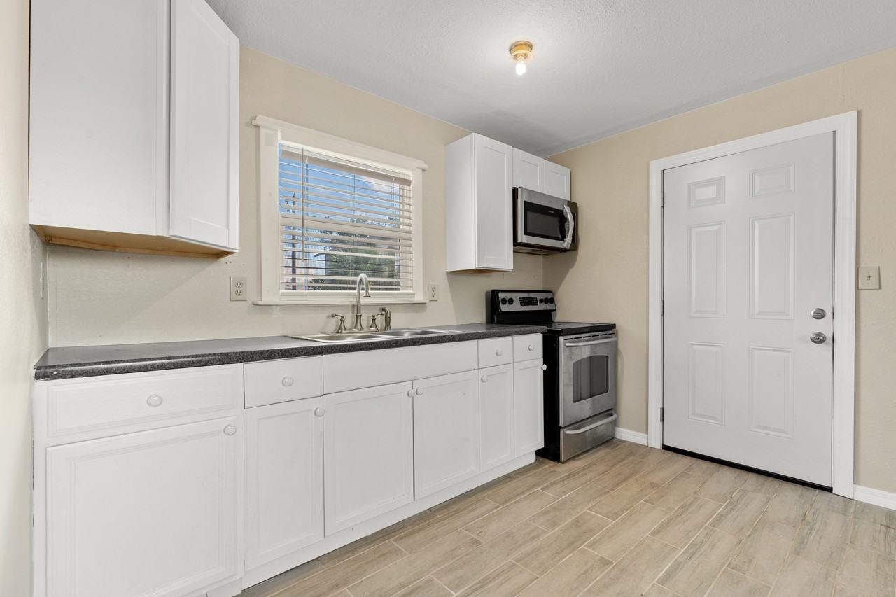 402 S Franklin St - Photo 2 of 24