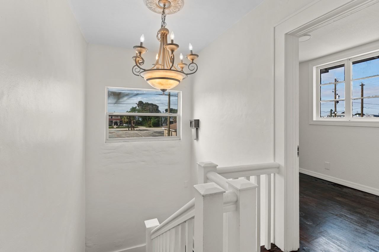 402 S Franklin St - Photo 3 of 24