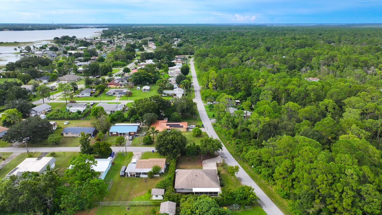 208 Serenade Dr - Photo 2 of 5