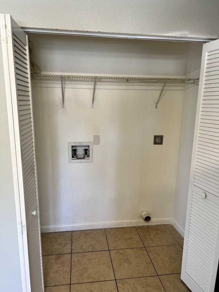 515 Oregon Ave #515 - Photo 3 of 9