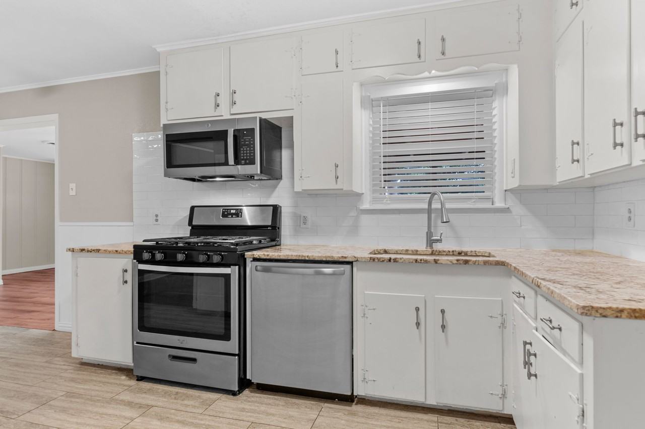 5229 Ira St - Photo 6 of 15