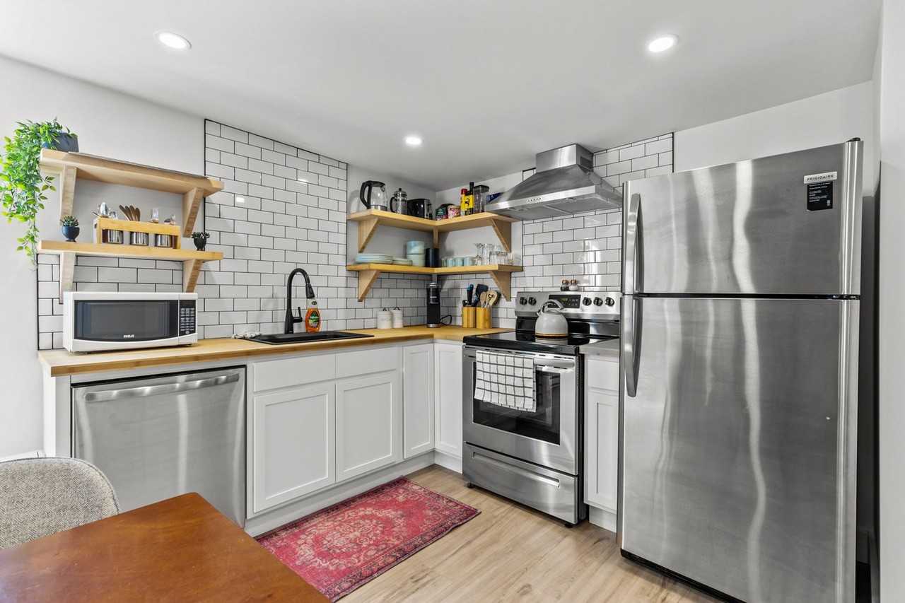 110 Queen'S Rd #1438812P - Photo 2 of 37