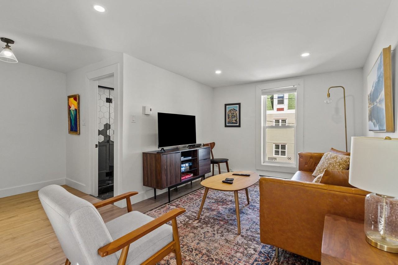 110 Queen'S Rd #1438812P - Photo 4 of 37