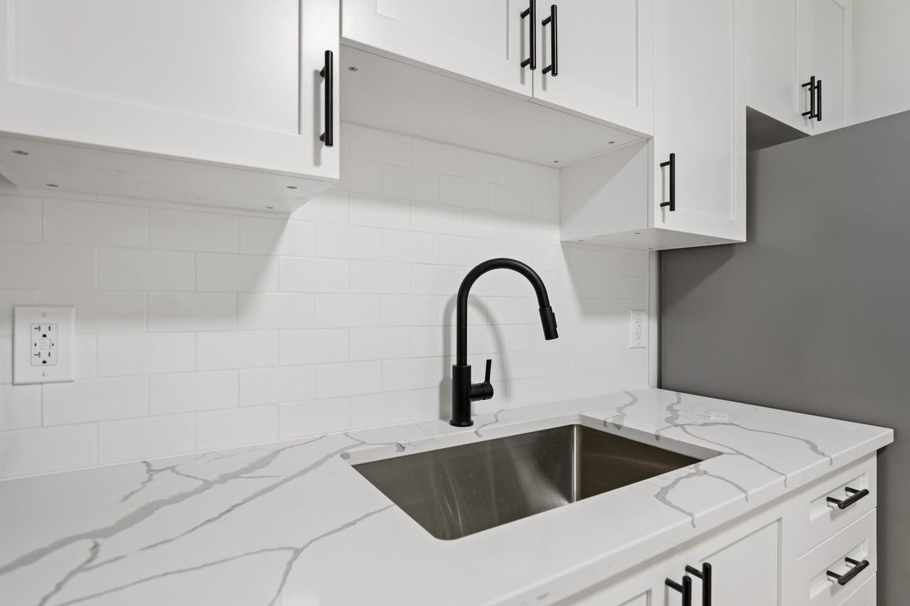 1 Hamilton Avenue North #402 - Photo 2 of 12