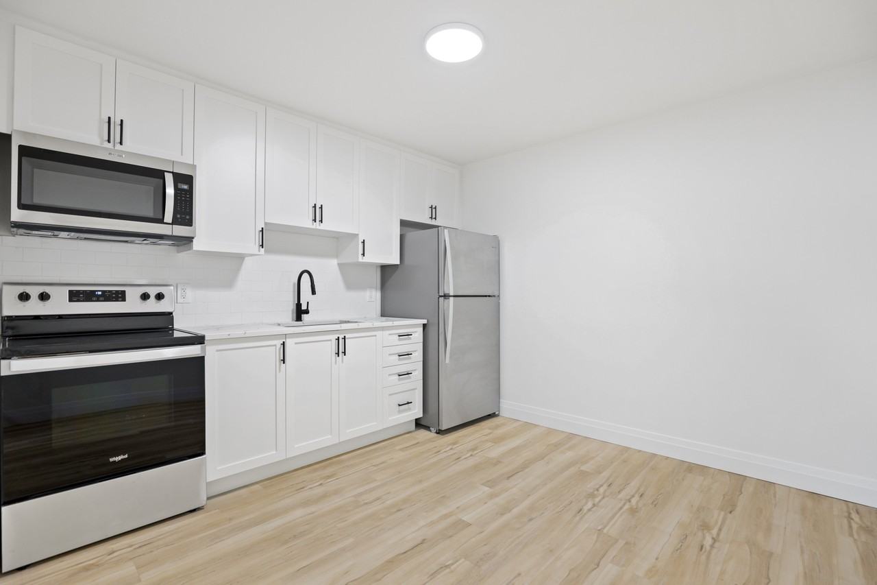 1 Hamilton Avenue North #402 - Photo 3 of 12