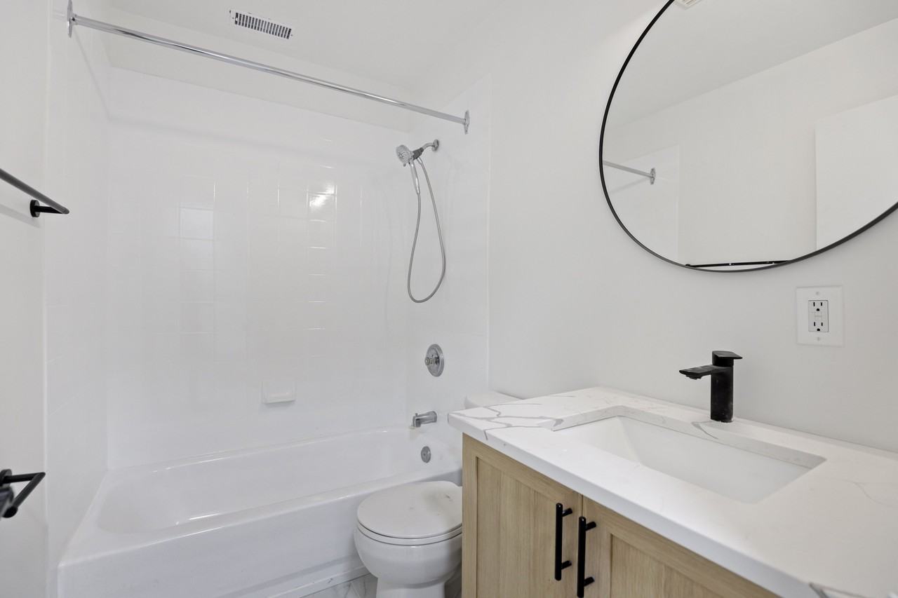 1 Hamilton Avenue North #402 - Photo 5 of 12