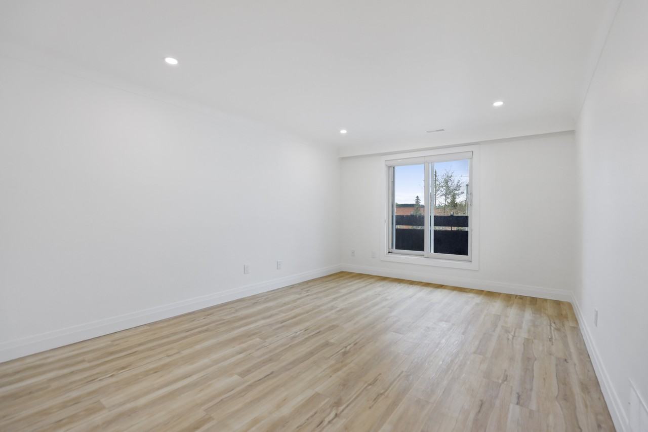 1 Hamilton Avenue North #402 - Photo 6 of 12