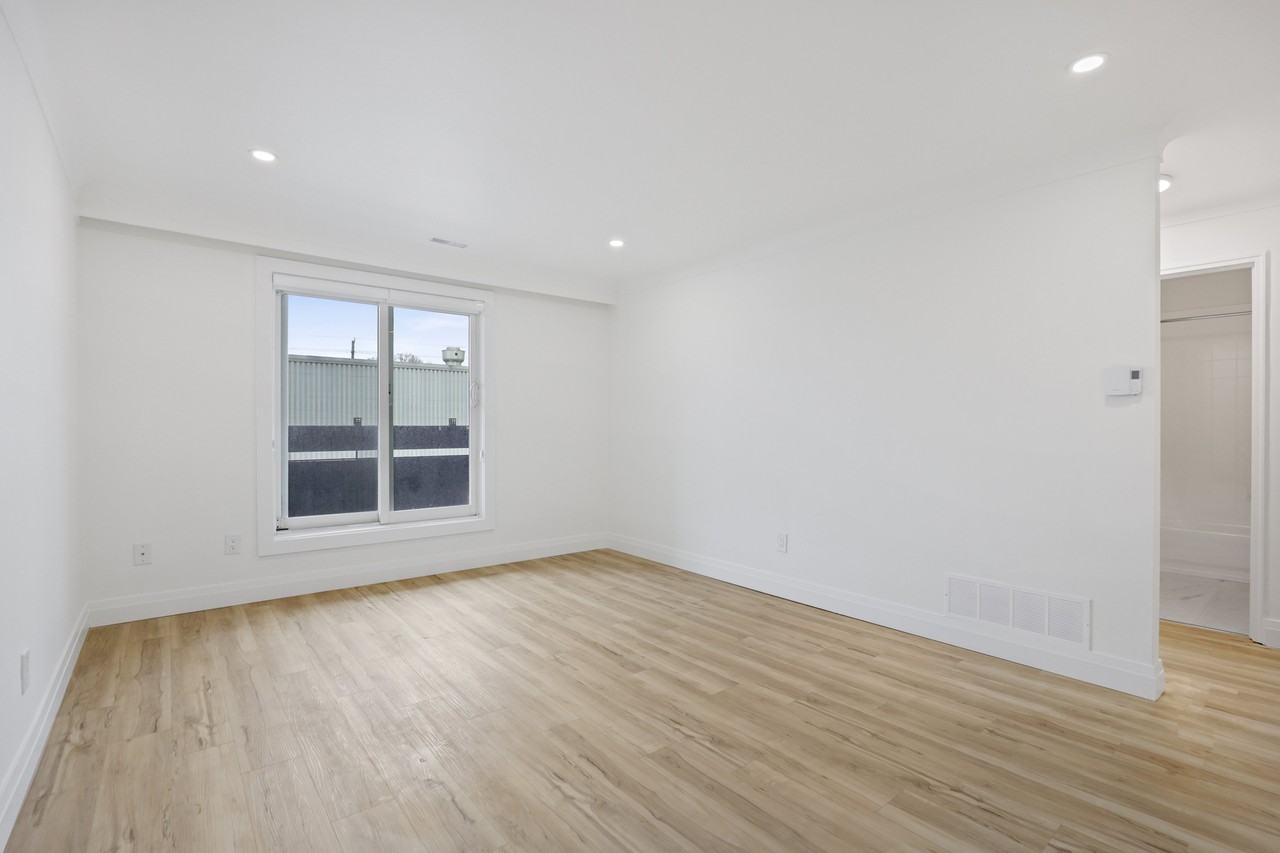 1 Hamilton Avenue North #402 - Photo 7 of 12