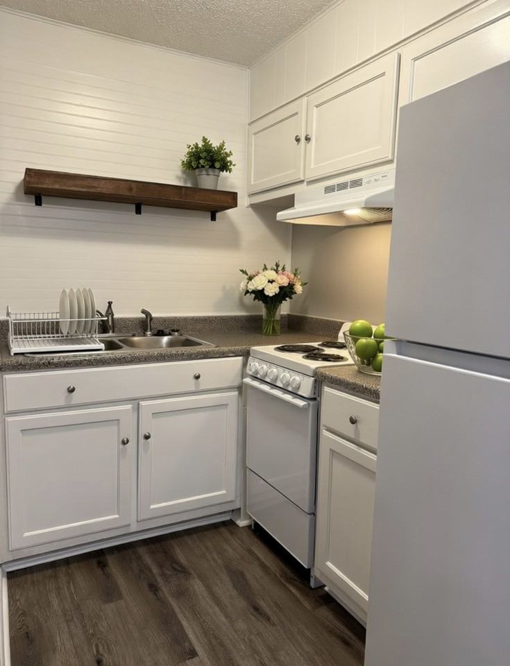 Granada Apartments and Townhomes - Photo 2 of 6