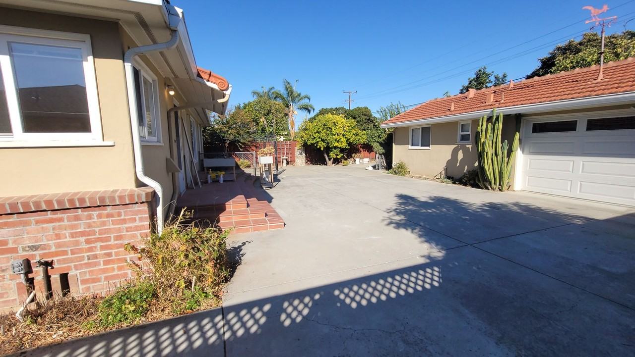 216 Cypress Ave - Photo 2 of 9