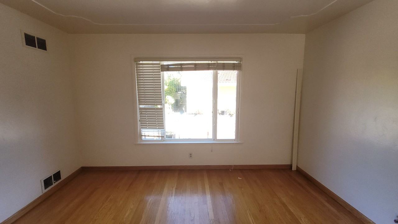 216 Cypress Ave - Photo 6 of 9