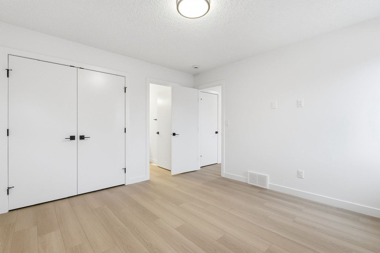 9604 76 St NW - Photo 3 of 20