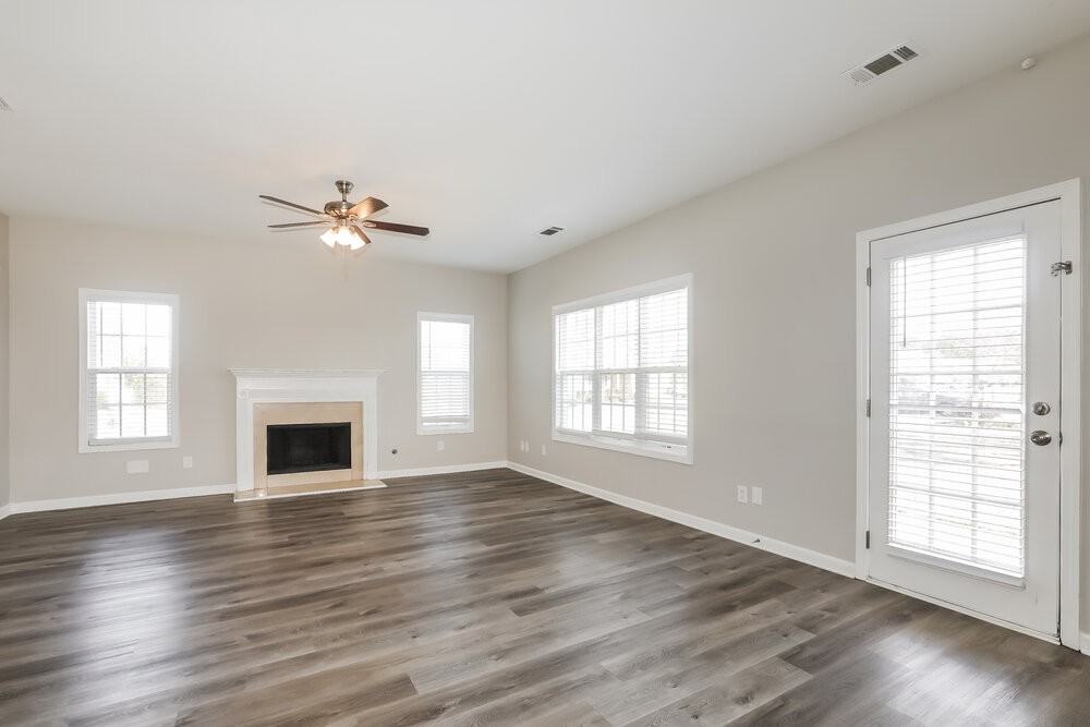 1230 St James Pl - Photo 4 of 17