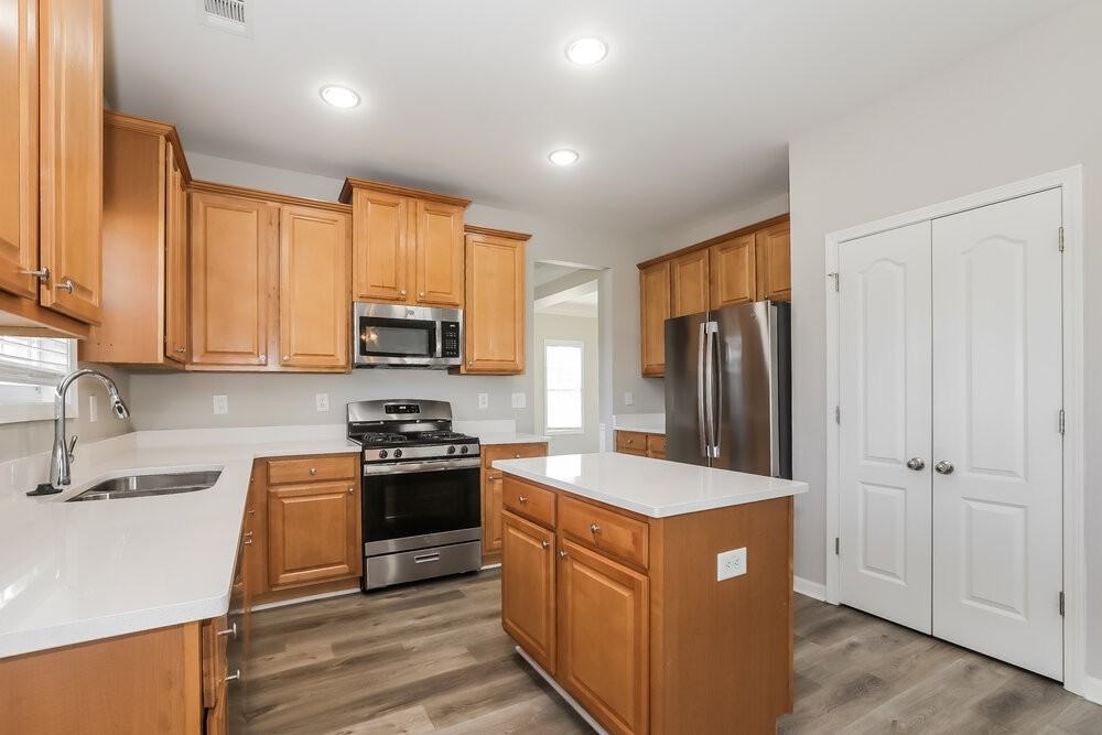 1230 St James Pl - Photo 7 of 17