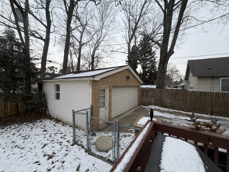 821 Davis Ave - Photo 2 of 6