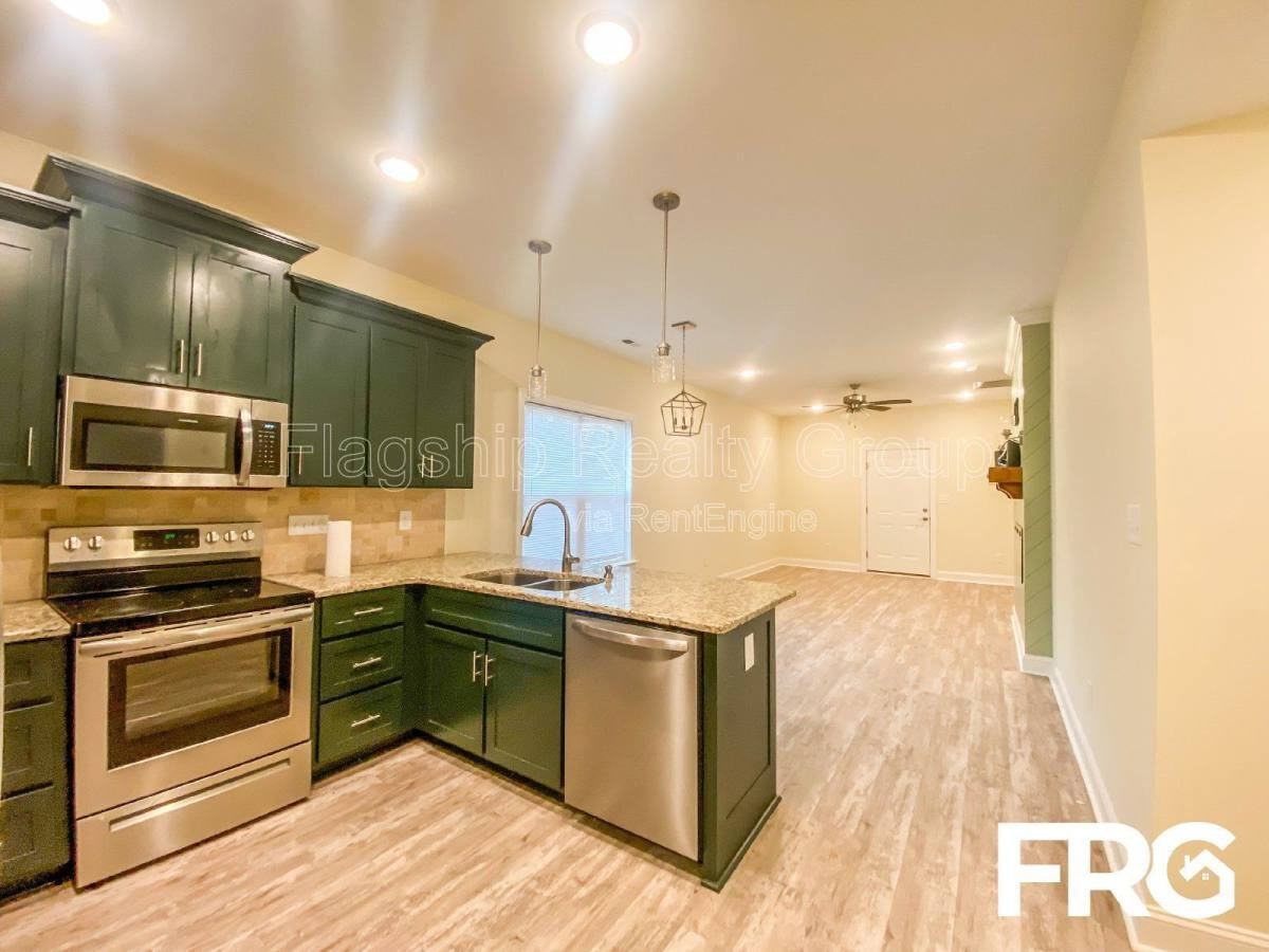 1407 S Taylor St - Photo 2 of 10